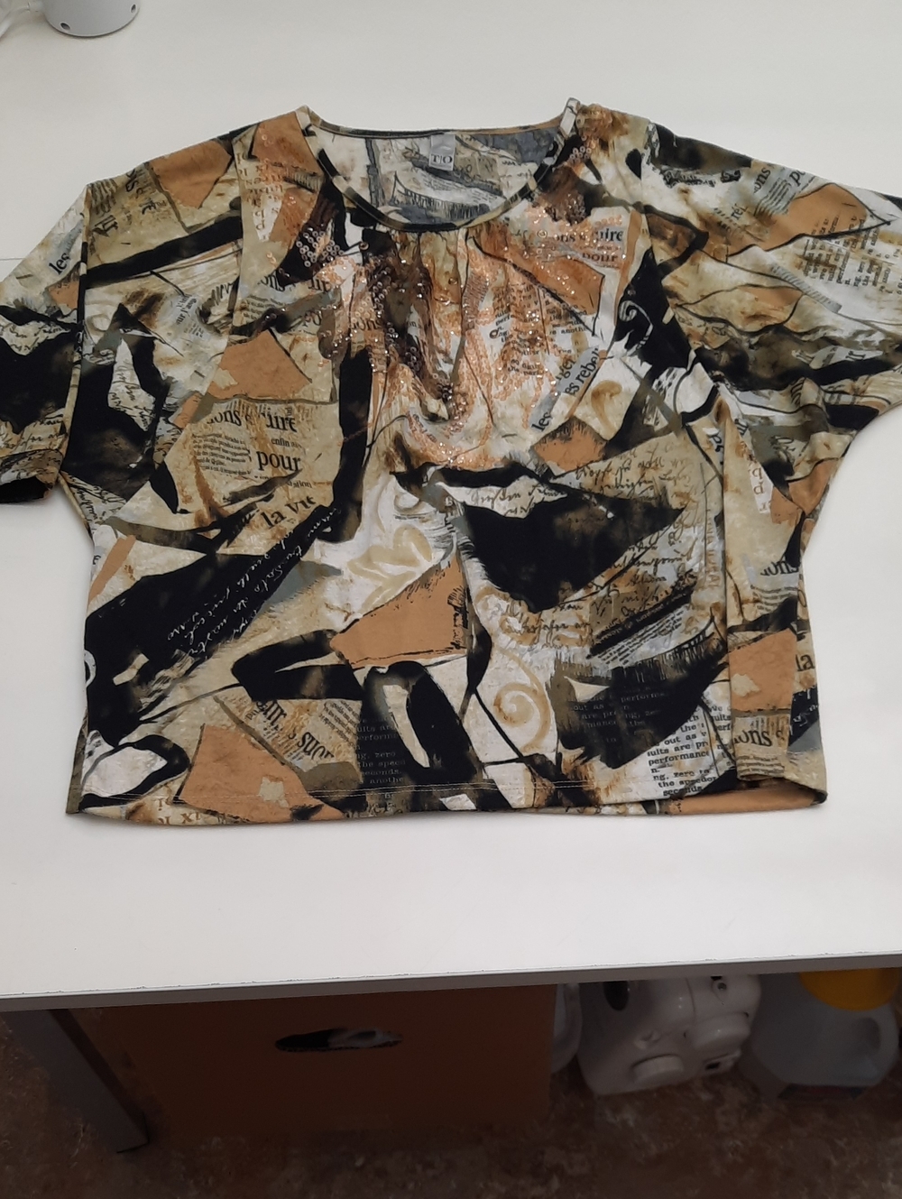 Tomas & Olivia - Abstract Print Short Sleeve Women’s Top in Beige and Black